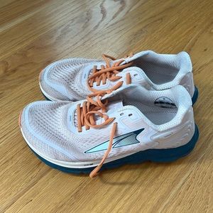 Altra Torin 5 sneakers size 8 light peach/blue